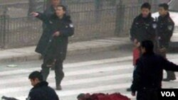 Tentara Tiongkok mengamankan lokasi seorang biksu Buddha yang tewas akibat membakar diri di provinsi Sichuan (foto: dok). Penganut Buddha telah beberapa kali melakukan aksi bakar diri memrotes penindasan pemerintah Tiongkok.