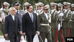 Wapres Iran Mohammad Reza Rahim (kiri) menyambut kunjungan PM Lebanon Saad Hariri dalam upacara kehormatan di Teheran hari ini.