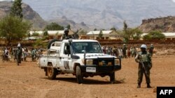 ARCHIVES - Des soldats de la paix rwandais, faisant partie de la mission de l'ONU et de l'Union africaine au Darfour (MINUAD), montent la garde dans la ville de Golo, dans le centre du Darfour, au Soudan, le 19 juin 2017.