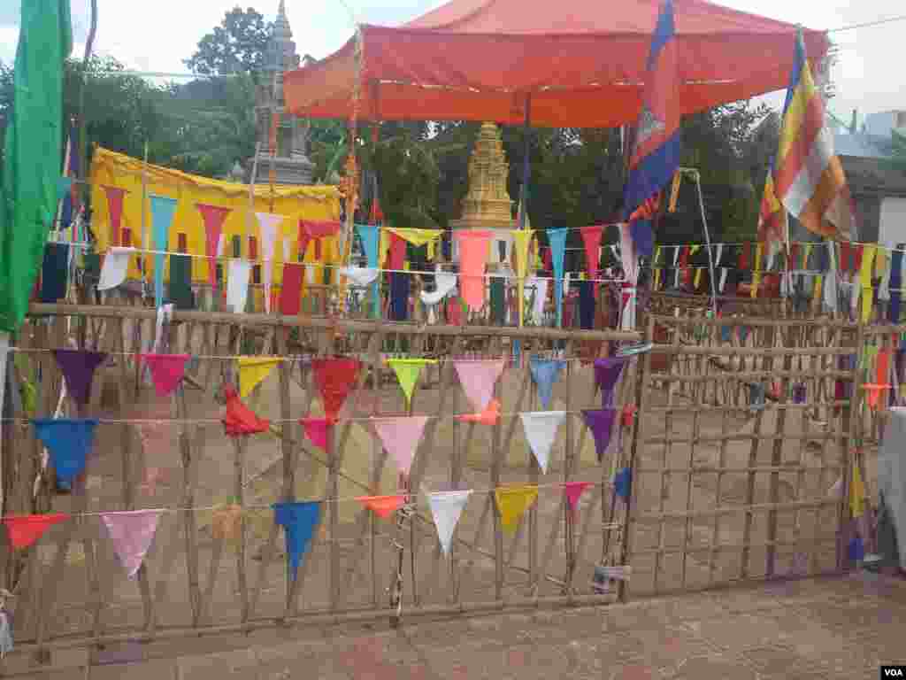 ​ទិដ្ឋភាព​នៃ​ការ​រៀបចំ​សម្រាប់​ពិធី​ភ្ជុំ​បិណ្ឌ​របស់​វត្ត​ញាណរង្សី ដែល​ស្ថិត​នៅ​ភូមិ​ទួលគោក សង្កាត់​ទួលសង្កែ ខណ្ឌ​ឬស្សីកែវ រាជធានី​ភ្នំពេញ។ (ប៊ុន ប៉េងហ៊ុយ/VOA)