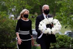 Kandidat presiden dari Partai Demokrat, mantan wakil presiden Joe Biden, dan istrinya Jill Biden tiba untuk meletakkan karangan bunga di Delaware Memorial Bridge Veterans Memorial Park, di New Castle, Delaware, 25 Mei 2020. (Foto: AP)