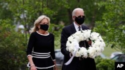 Democratic presidential candidate, former Vice President Joe Biden, and his wife Jill Biden arrive to place a wreath at the Delaware Memorial Bridge Veterans Memorial Park, in New Castle, Delaware, May 25, 2020. 