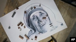 Une mosaïque de Mère Teresa en Albanie, le 8 novembre 2016.