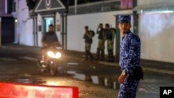 Beberapa tentara dan polisi Maladewa berjaga di jalan utama, setelah pemerintah memberlakukan keadaan darurat selama 15 hari di Male, Maladewa, 6 Februari 2018. 