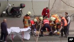 Des secouristes assistent une victime après les explosions qui ont eu lieu dans une station de métro à Bruxelles, Belgique, 22 mars 2016.