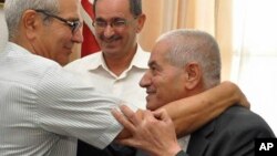 L'un des membres du Quartette, Houcine Abassi, secrétaire général de l'Union générale tunisienne du travail (UGTT), à droite, est félicité par les membres de son syndicat, Tunis, Tunisie, 9 octobre 2015. (AP Photo)