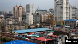 지난 9월 중국 랴오닝성 단둥 세관에서 북한으로 향하는 중국 화물차들이 대기하고 있다. (자료사진)