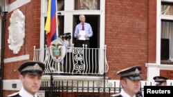 Polisi Inggris melakukan penjagaan sementara pendiri WikiLeaks Julian Assange memberikan pernyataan dari balkon Kedutaan Ekuador di di London (19/8). 