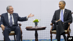 Presiden AS Barack Obama berbicara dengan Presiden Kuba Raul Castro di sela KTT negara-negara Amerika di Panama City, Panama April lalu (foto: dok).