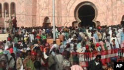 Dubban 'yan Muridiyya na kokarin shiga Masallacinsu mai tsarki mai dauke da hubbaren Sheikh Ahmadou Bamba, wanda ya kafa wannan darika