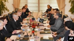 Menteri Pertahanan Amerika Jim Mattis dan delegasi AS (kiri) bertemu PM Pakistan Shahid Khaqan Abbasi di Islamabad, Senin (4/12).