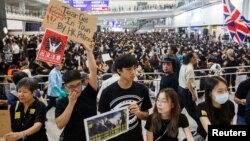 Ribuan demonstran memadati terminal kedatangan di bandara internasional Hong Kong hari Jumat (9/8).