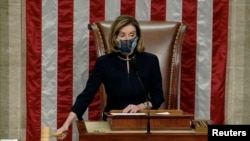 Ketua DPR AS Nancy Pelosi memimpin sidang di DPR AS untuk memulai proses pemakzulan Presiden Donald Trump hari Rabu (13/1). 