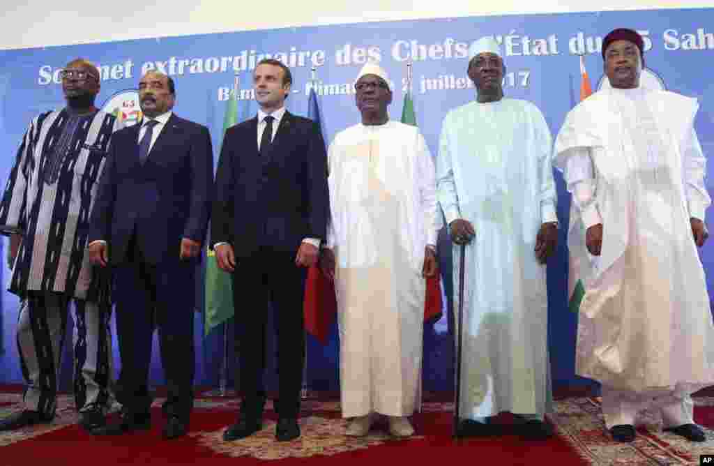 De gauche à droite: le président burkinabé Roch Marc Christian Kabore, le président mauritanien Mohamed Ould Abdel Aziz, le président français Emmanuel Macron, le président malien Ibrahim Boubacar Keita, le président tchadien Idriss Deby et le président nigérien Mahamadou Issoufou. lors de la séance d&#39;ouverture du sommet des forces du G5 Sahel à Bamako, au Mali, le 2 juillet 2017.