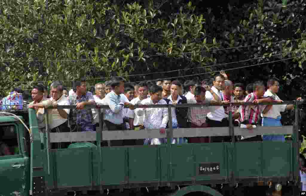 Myanmar prisoners were released from Insein prison, Yangon, Myanmar, Oct. 7, 2014. 
