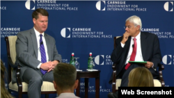 美国国防部负责亚太安全事务的助理部长薛瑞福（左）8月29日在华盛顿的卡内基国际和平基金会座谈（网络视频截图）