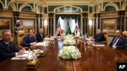  Menteri Luar Negeri Amerika Serikat Marco Rubio (kedua dari kiri), Menteri Luar Negeri Rusia Sergey Lavrov (kanan) bersama para pejabat Amerika Serikat, Saudi, dan Rusia di Istana Diriyah, di Riyadh, Arab Saudi, 18 Februari 2025.. (Evelyn Hockstein/Pool Photo via AP)