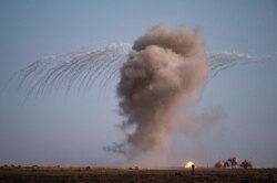 러시아 남부 아슈루크(Ashuluk) 군사기지에서 '카프카스 2020' 군사훈련이 실시되는 가운데 러시아 전투기의 공습으로 포연이 솟아오르고 있다. 러시아 주도로 실시된 훈련에는 중국과 이란, 파키스탄, 미얀마 등이 참가하고 군인 8만명과 탱크 250대 그리고 보병전투차량 450대가 동원됐다.