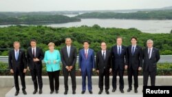 Para pemimpin dunia berfoto bersama pada hari pertama KTT G7 di Ise Shima, Jepang (26/5).