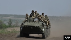 កងទ័ព​អ៊ុយក្រែន​ជិះ​លើរថយន្ត​មួយ​ក្នុង​តំបន់ Donetsk កាលពីថ្ងៃទី​២៧ មេសា ឆ្នាំ២០២៤។(Photo by Genya SAVILOV / AFP)