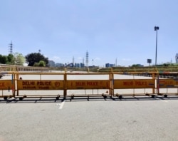 Police in New Delhi have set up barricades to enforce a strict coronavirus lockdown. (Anjana Pasricha/VOA)