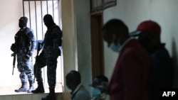 La police kenyane à la cour de justice à Nairobi, le 22 octobre 2020.