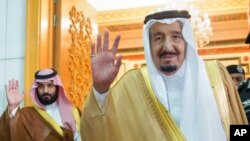 Raja Salman dari Kerajaan Arab Saudi dan Putera Mahkota Mohammed bin Salman, 5 April 2017. (SPA via AP)