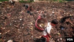 Seorang pemulung cilik mengais sampah di tempat pembuangan Bantar Gebang, Jakarta Timur (foto: dok).