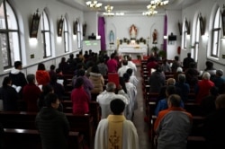 北京附近一个村庄的天主教徒在复活节早上参加弥撒。（2021年4月4日）