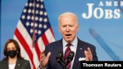 조 바이든(오른쪽) 미국 대통령이 7일 백악관에서 일자리 창출에 관해 연설하고 있다. 왼쪽은 카멀라 해리스 부통령.