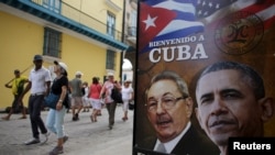 Affiches souhaitant la "bienvenue à Cuba" au président Barack Obama dans les rues de La Havane. (Reuters/Alexandre Meneghini)