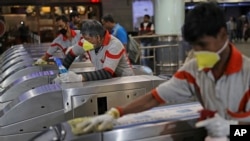 រូបឯកសារ៖ កម្មករធ្វើការសម្អាតច្រកផ្លូវចូលនៅស្ថានីយរថភ្លើងក្រោមភ្លើងនៅក្រុងញូវដេលី ប្រទេសឥណ្ឌា។ 