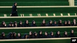 Des écolères suivent un débat parlementaire à Téhéran, Iran, Tuesday, 14 avril 2015.