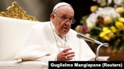 Papa Franja tokom saopštavanja uskršnje poslanice (Foto: REUTERS/Guglielmo Mangiapane)