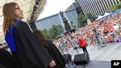 Paduan suara 'Gospelchoir Rejoice' dari Langenberg, Jerman tampil pada kejuaraan 'World Choir Games' di Cincinnati, Ohio (12/7). Paduan suara mahasiswa Universitas Cendrawasih, Papua terlambat tiba pada kejuaraan dunia ini. 