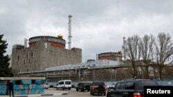 Rombongan pakar Badan Energi Atom Internasional (IAEA) dikawal oleh militer Rusia tiba di Pembangkit Listrik Tenaga Nuklir Zaporizhzhia di tengah konflik Rusia-Ukraina di Zaporizhzhia, wilayah Ukraina yang dikuasai oleh Rusia, 29 Maret 2023. (Foto: Alexander Ermochenko/Reuters)