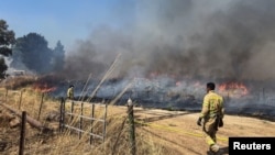 آتش‌نشانان اسرائیلی پس از حملات راکتی از لبنان در نزدیکی مرز در سمت اسرائیل فعالیت می‌کنند - ۲۴ خرداد ۱۴۰۳