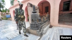 Pasukan keamanan India memeriksa lokasi ledakan di kuil Bodh Gaya, India timur hari Minggu (7/7). 