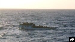 Kapal membawa pencari suaka dan terbalik serta tenggelam saat hendak mencapai Australia Juni lalu. (Foto: Dok)