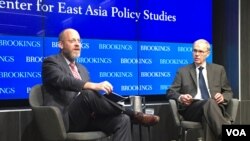 英国诺丁汉大学研究员寇谧将(图左)9月11日在美国布鲁金斯学会与该智库资深研究员卜睿哲(图右)座谈“中国的锐实力与台湾”(美国之音钟辰芳拍摄)