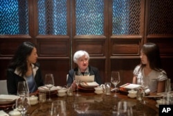 美财长耶伦在北京与一组中国青年女性经济学家共进午餐。（2023年7月8日）