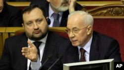 Ukraina bosh vaziri Mikola Azarov (o'ngda)