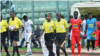 Les joueurs du SC Asante Kotoko font leur entrée sur le terrain avec les arbitres et l’équipe adverse avant le match, 5 juillet 2017.