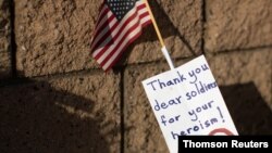 "Dragi vojniče, hvala za herojstvo", piše u poruci na zidu vojne baze Pendlton u Kaliforniji