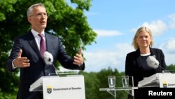Sekjen NATO Jens Stoltenberg (kiri) dan PM Swedia Magdalena Andersson memberikan konferensi pers bersama usai pertemuan di Harpsund, Swedia Senin (13/6). 