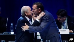 Mantan Presiden FIFA, Sepp Blatter(kiri) dan Wapres FIFA Juan Angel Napout (foto: dok).