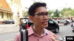 លោក​យៀង សុធារិន​ អតីតអ្នកកាសែត​របស់​វិទ្យុអាស៊ីសេរី​ ចាកចេញ​ពី​តុលាការ​កំពូល​កាលពីថ្ងៃ​ទី ១៧ ខែកញ្ញា​ ឆ្នាំ​២០១៨។ (ហ៊ុល រស្មី/VOA)