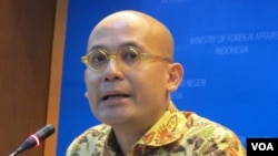 Juru Bicara Kementerian Luar Negeri Arrmanatha Nasir dalam jumpa pers di kantornya di Jakarta. (Foto: dok) 