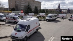Antrean ambulans di Khimki, luar kota Moskow, Rusia, di tengah wabah corona, 11 April 2020. (Foto: dok).