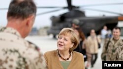 Kanselir Jerman Angela Merkel mengadakan kunjungan mendadak ke pangkalan pasukan perdamaian PBB Bundeswehr di Kunduz, Afghanistan (10/5). 